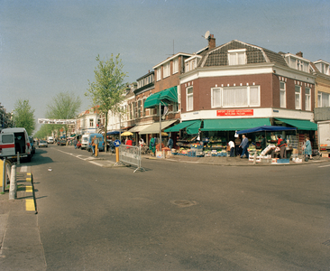 822766 Gezicht in de Kanaalstraat te Utrecht, van bij de Damstraat naar het westen; rechts de uitstallingen van ...